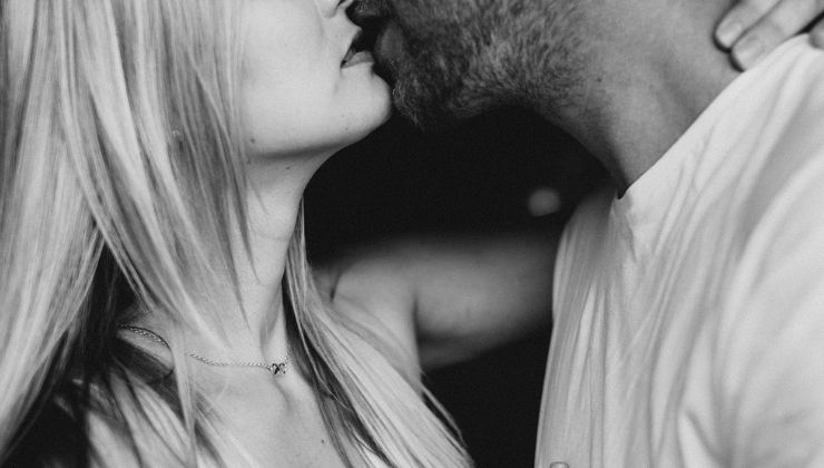 coppia bacio tradimento