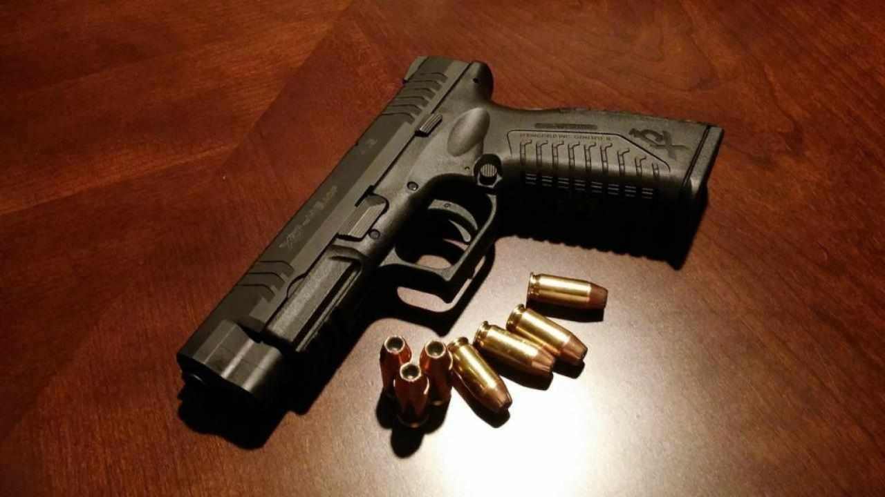 Una pistola con bossoli di proiettile