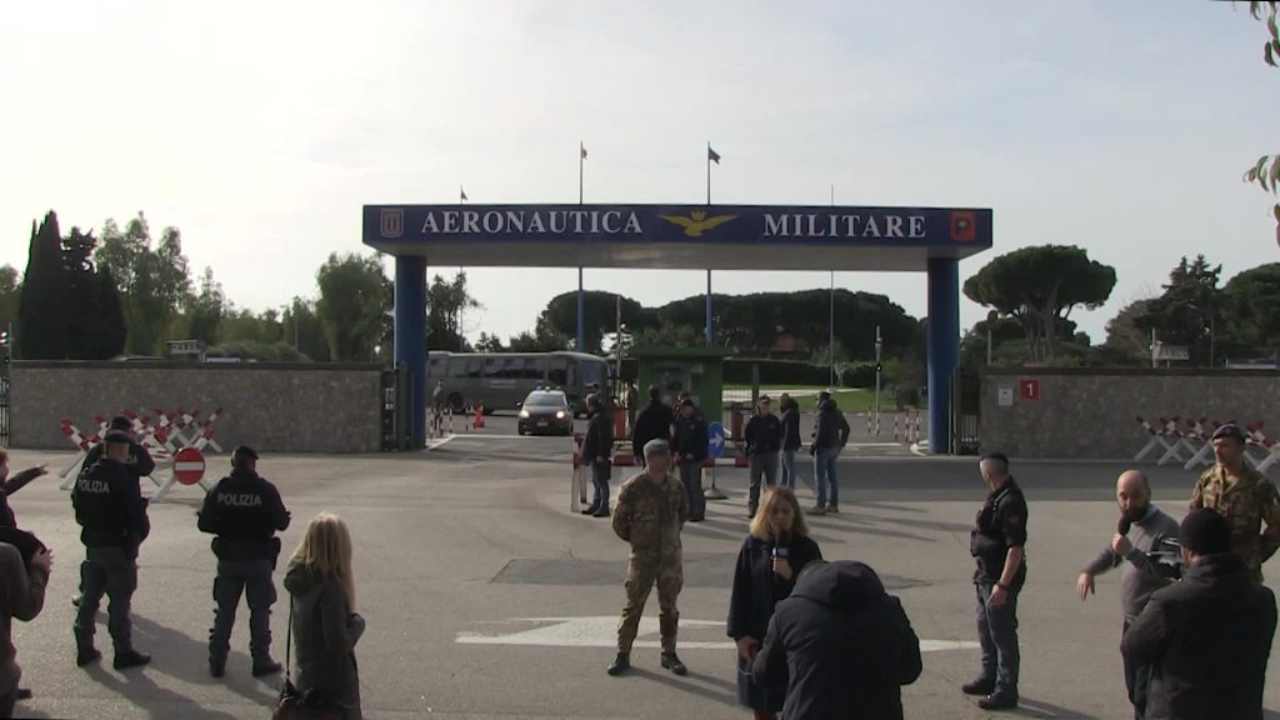 Pratica di Mare ospita una delle tante basi Nato presenti in Italia