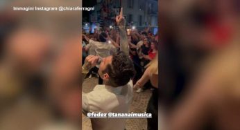 Fedez, Tananai e Mara Sattei improvvisano “La Dolce Vita” per strada a Milano. VIDEO
