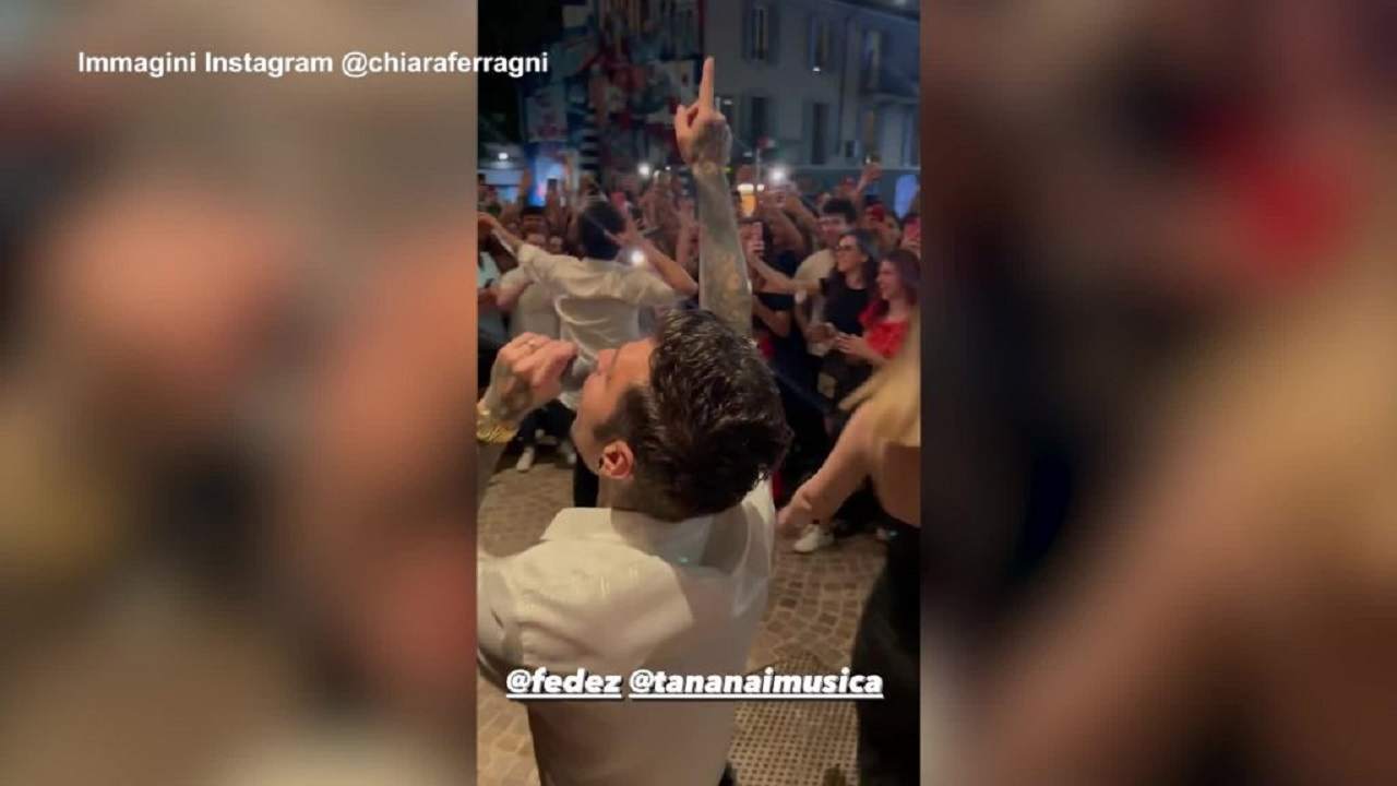 Fedez canta la dolce vita a Milano assieme a Tananai e Mara Sattei