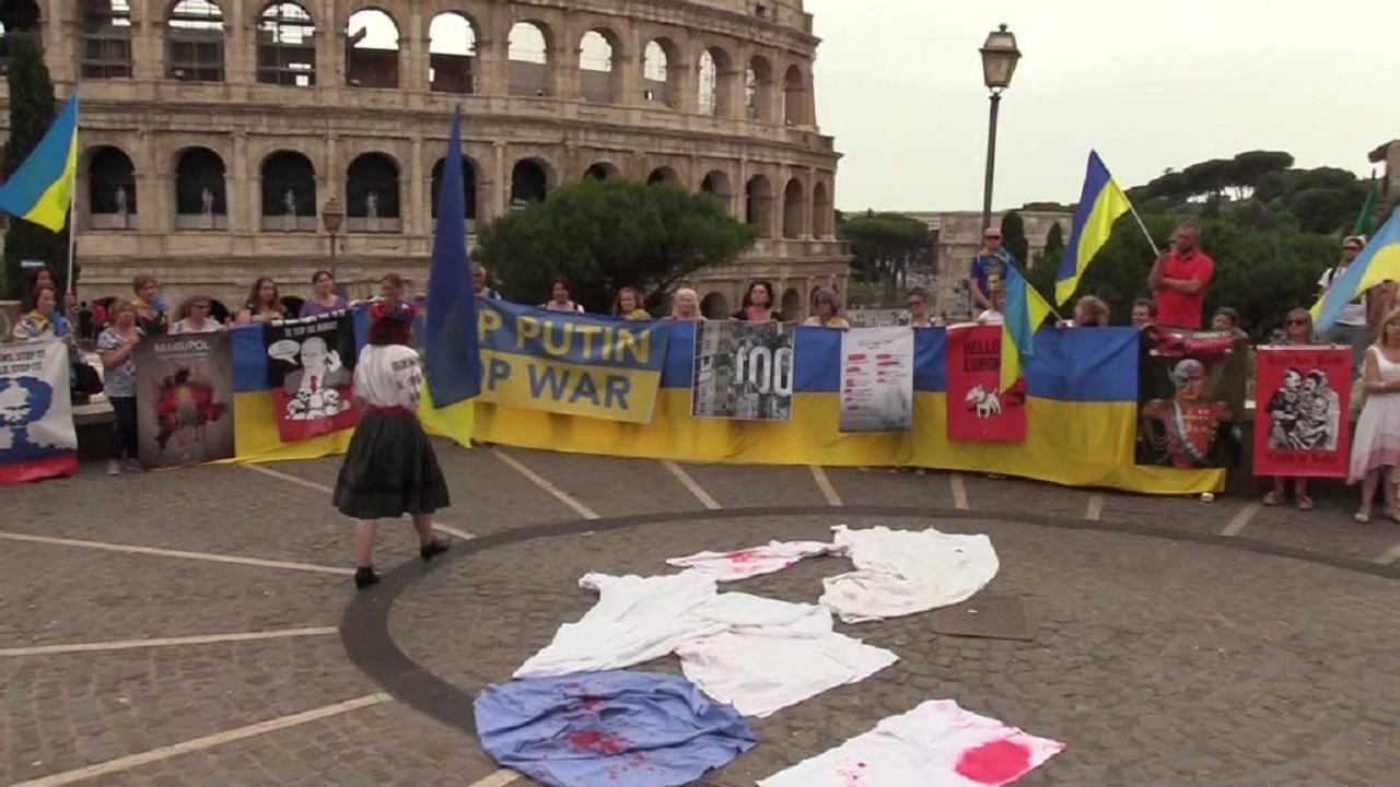 Il flash mob a Roma per i 100 giorni della guerra in Ucraina