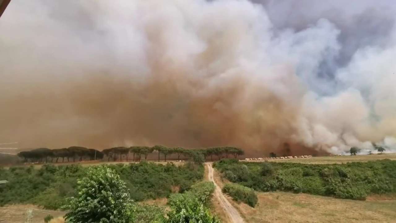 Una ripresa del maxi incendio scoppiato a Roma