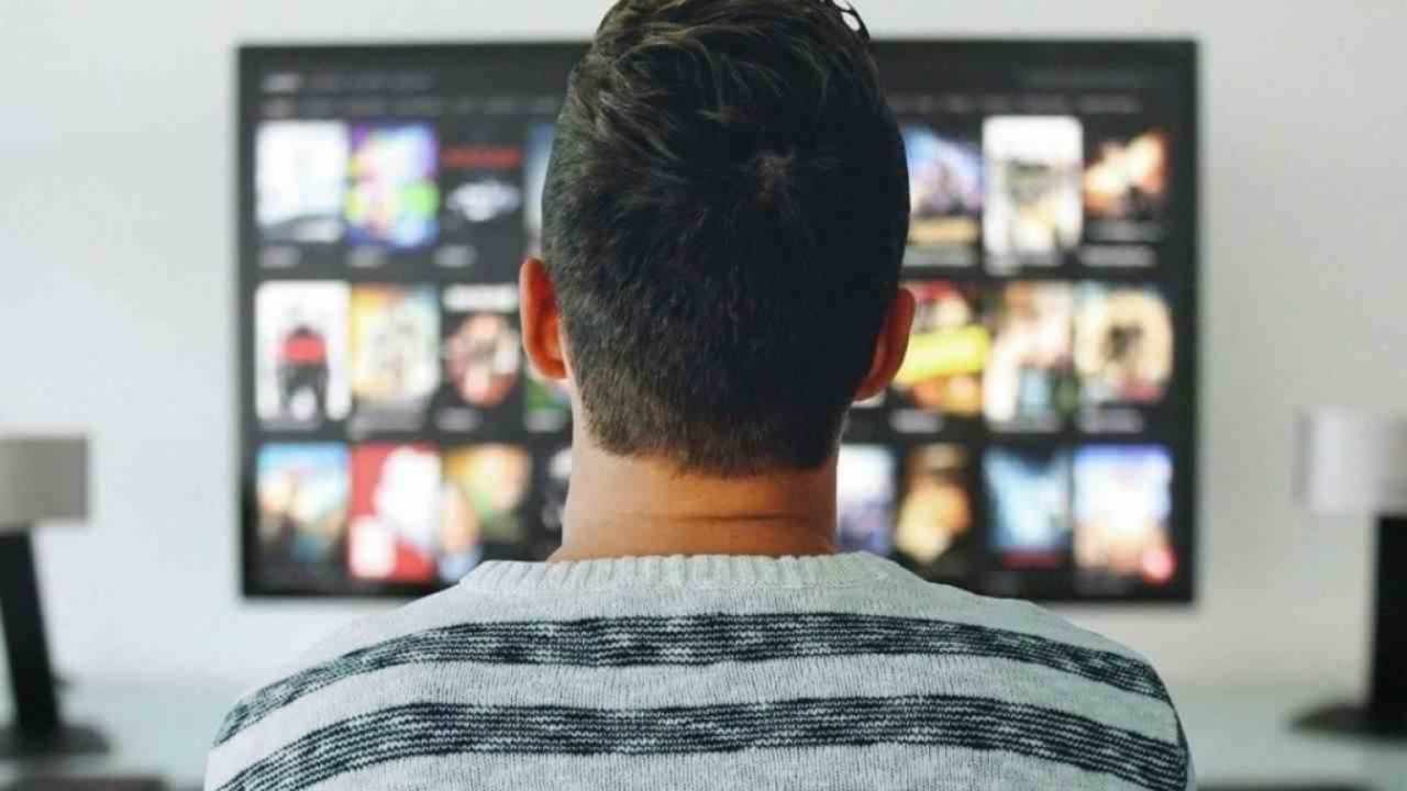 Informazione, un uomo davanti allo schermo della tv