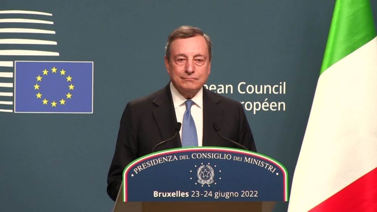 Il presidente del Consiglio, Mario Draghi, durante il Consiglio europeo a Bruxelles