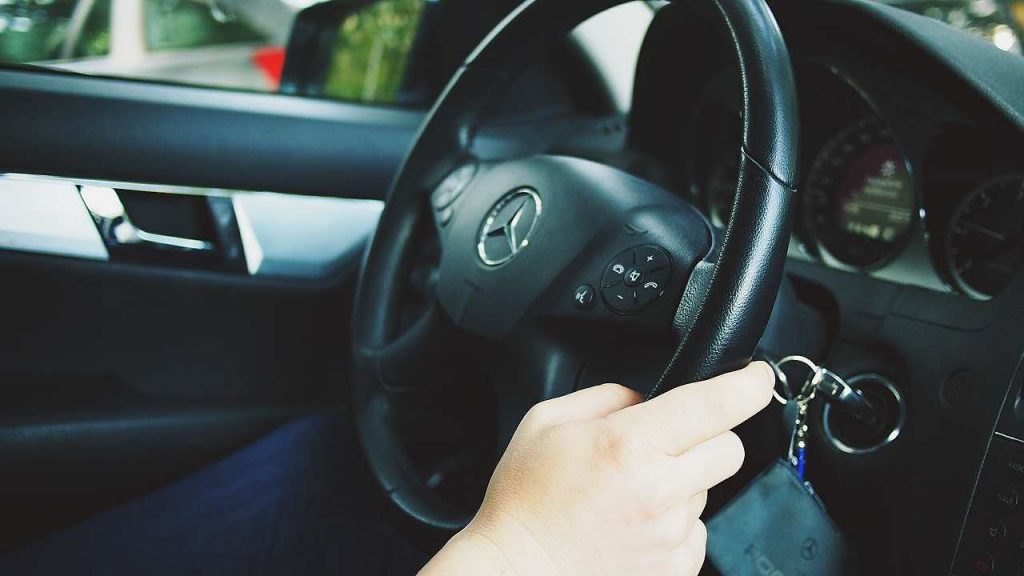 Abitacolo di una Mercedes stradale