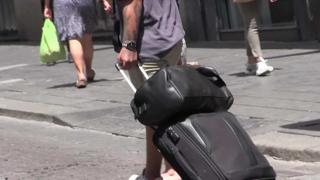 Un turista a Napoli, con orologio al polso