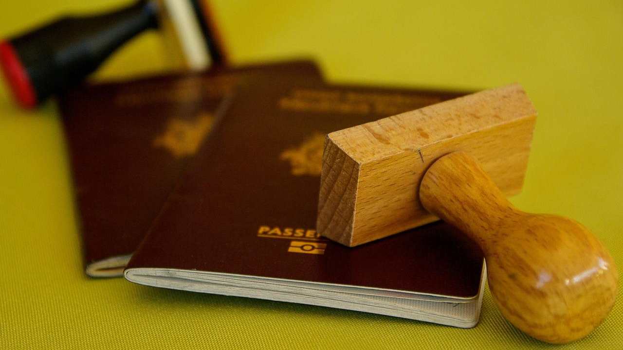 Un passaporto con lo ius scholae