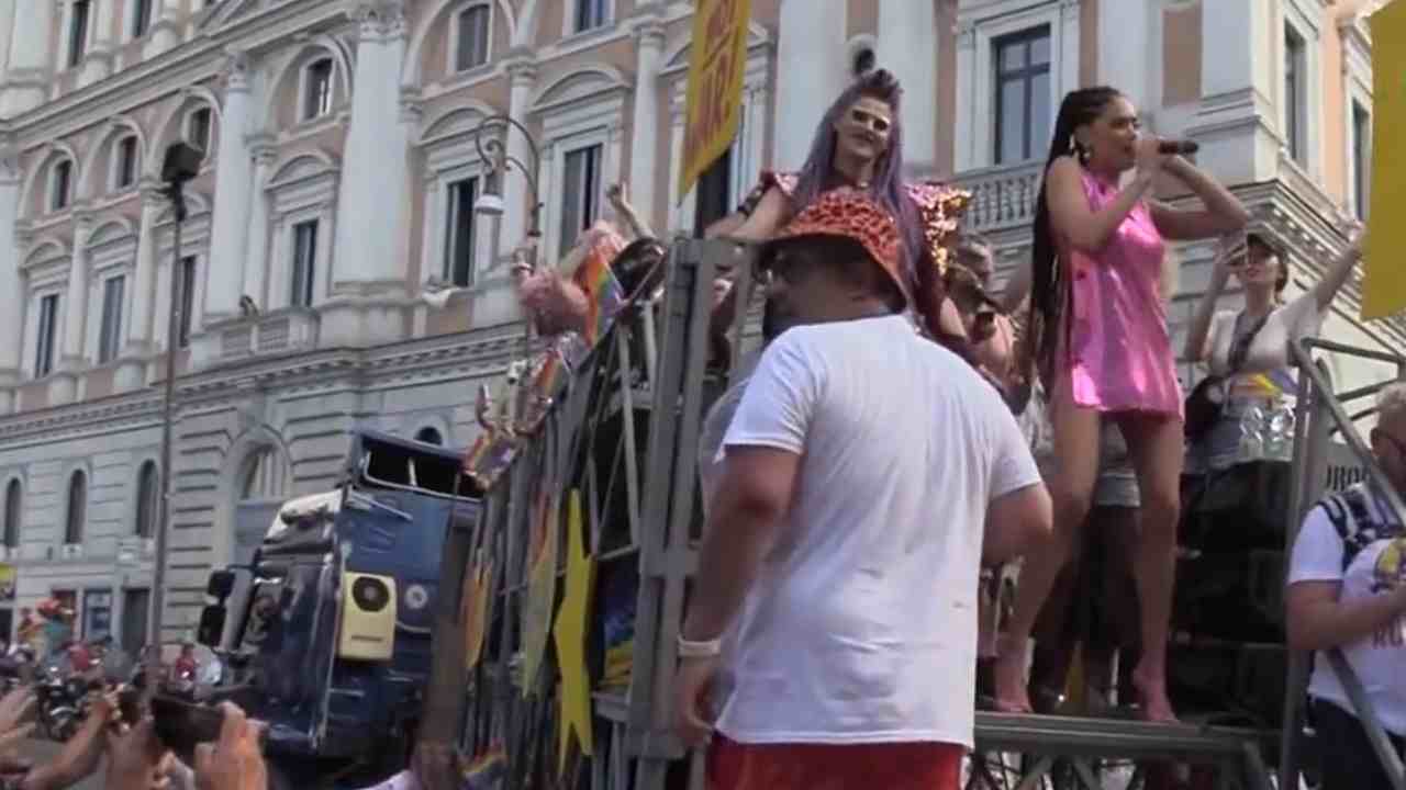 Elodie sul palco del Pride 2022 a Roma