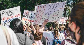 Aborto, la promessa di Blinken: “Garantiremo i diritti delle donne”