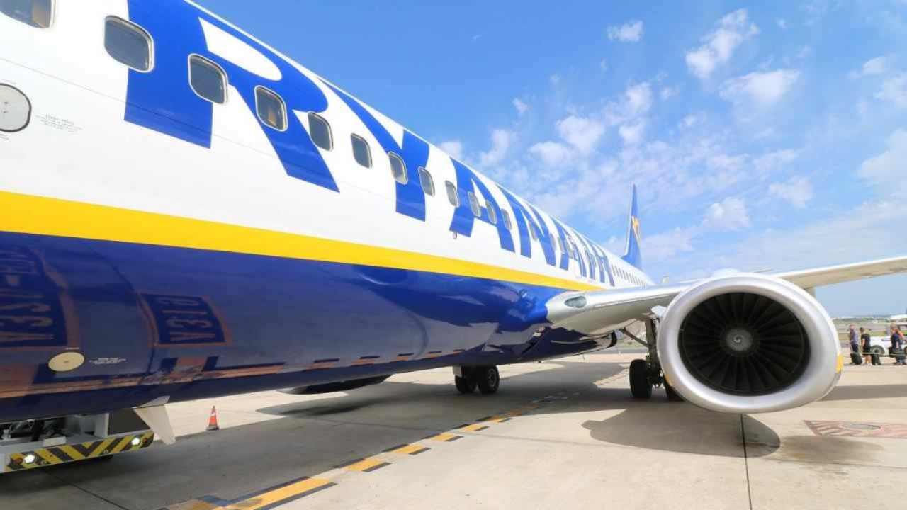 Un aereo Ryanair fermo in aeroporto