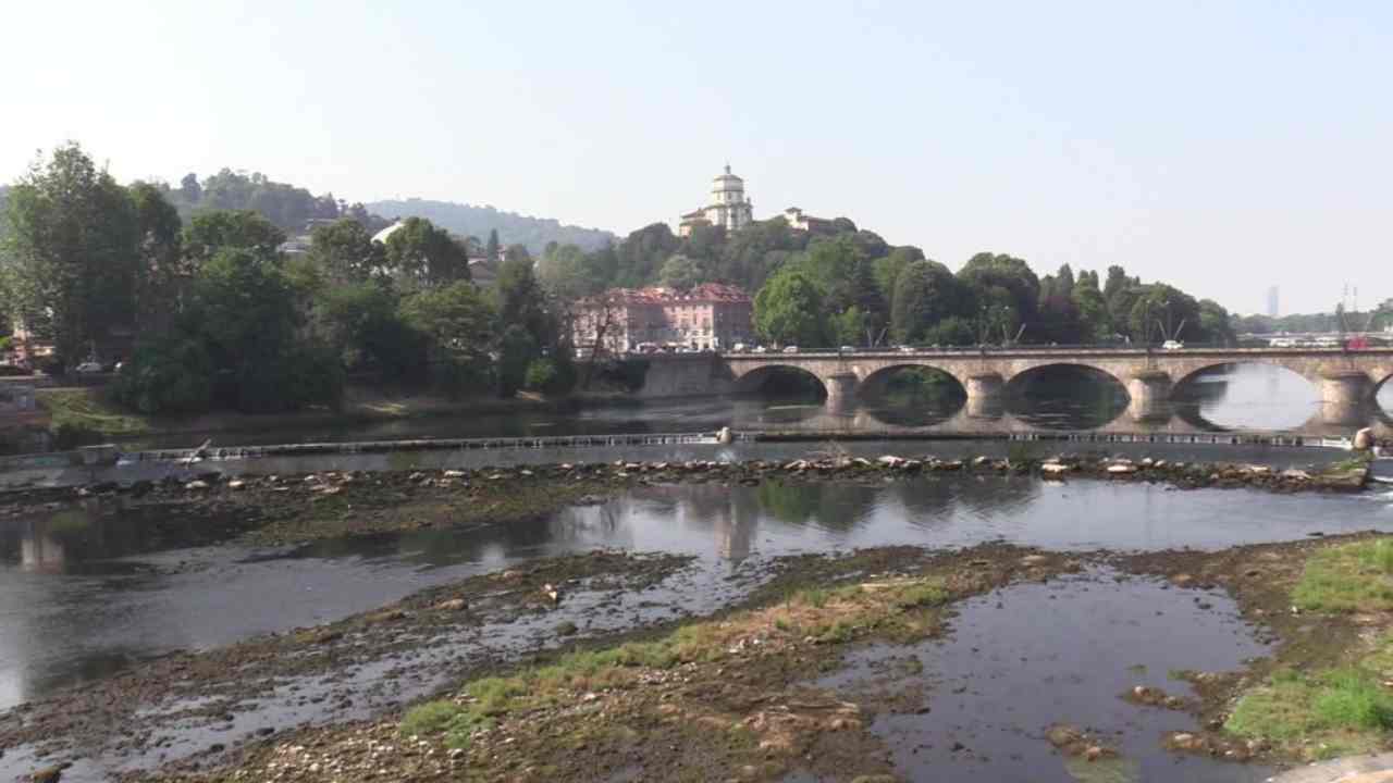 Siccità, sos Po: il fiume a Torino è completamente in secca