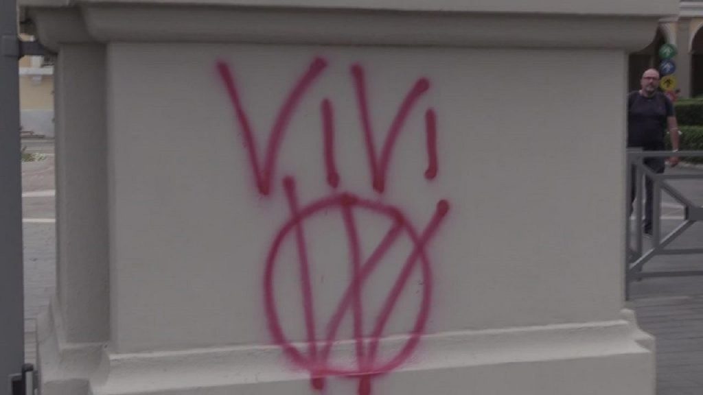 Una delle scritte no vax presenti sui muri dello Spallanzani