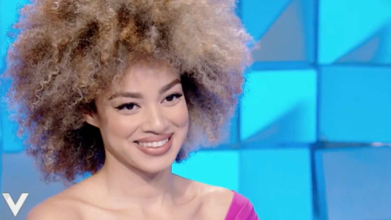 MIkaela Neaze Silva Tv
