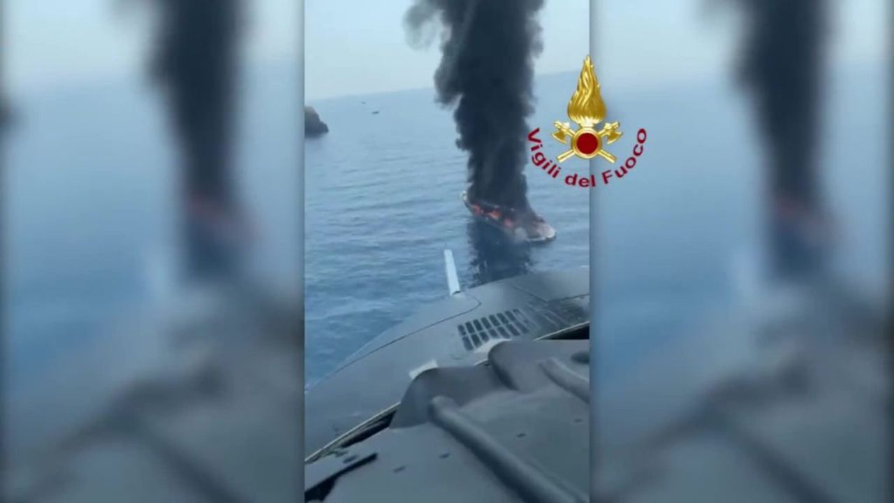 Barca in fiamme al largo dell'isola Li Galli tra Capri e Positano: nessun ferito