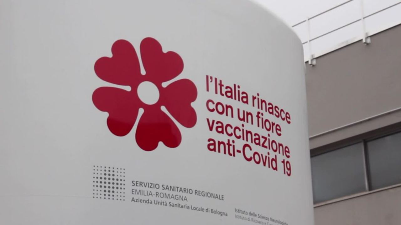 Covid, un centro vaccinale nella città di Bologna