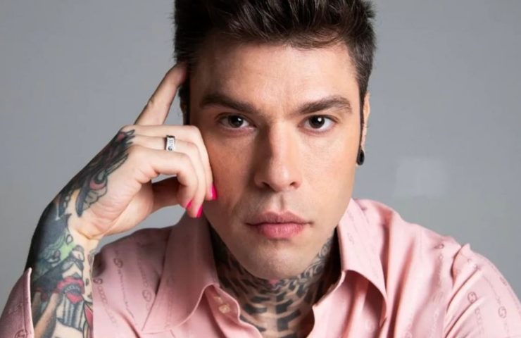 Fedez ferito al volto