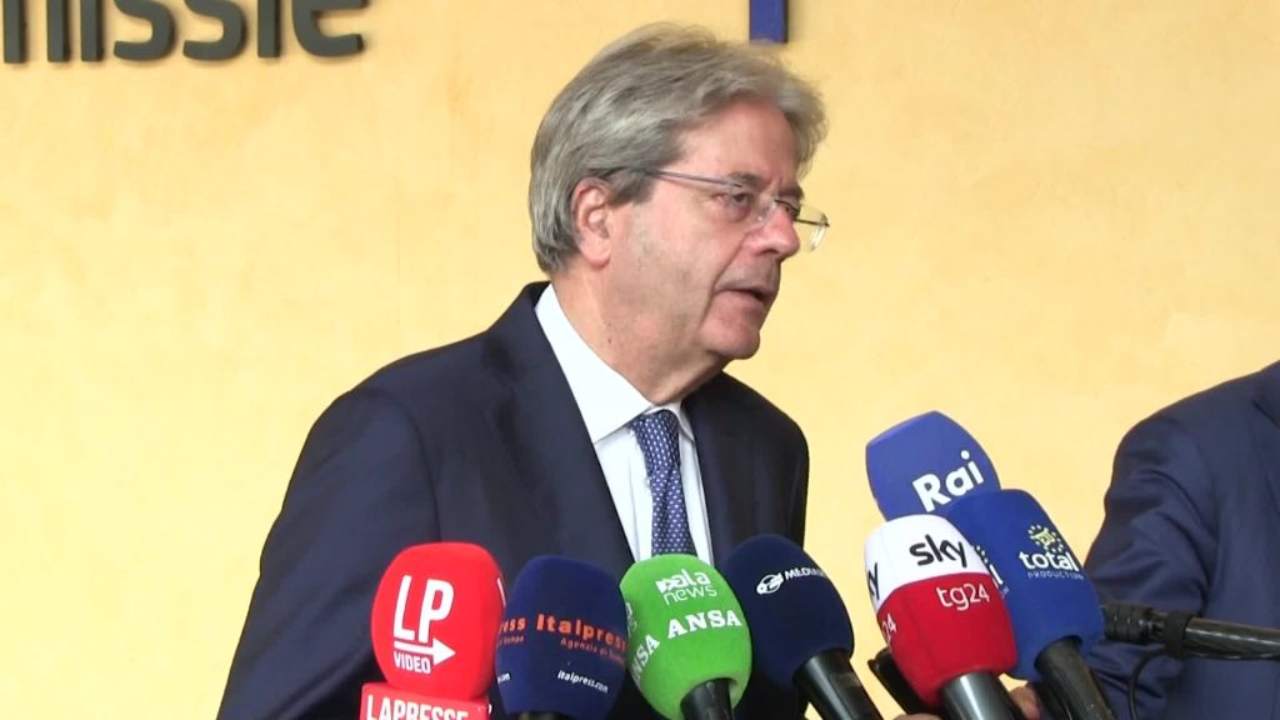 Governo: il commissario Ue Paolo Gentiloni parla di "preoccupato stupore"