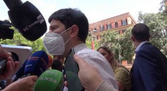 Covid risale, Speranza: “Subito quarta dose di vaccino ai fragili”