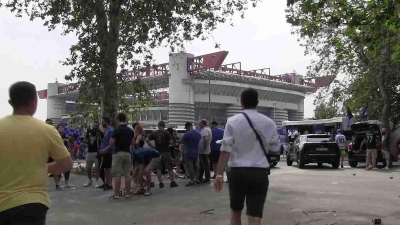 Stadio di San Siro a Milano: Inter e Milan hanno oscillato per anni tra restare in città o spostarsi in periferia