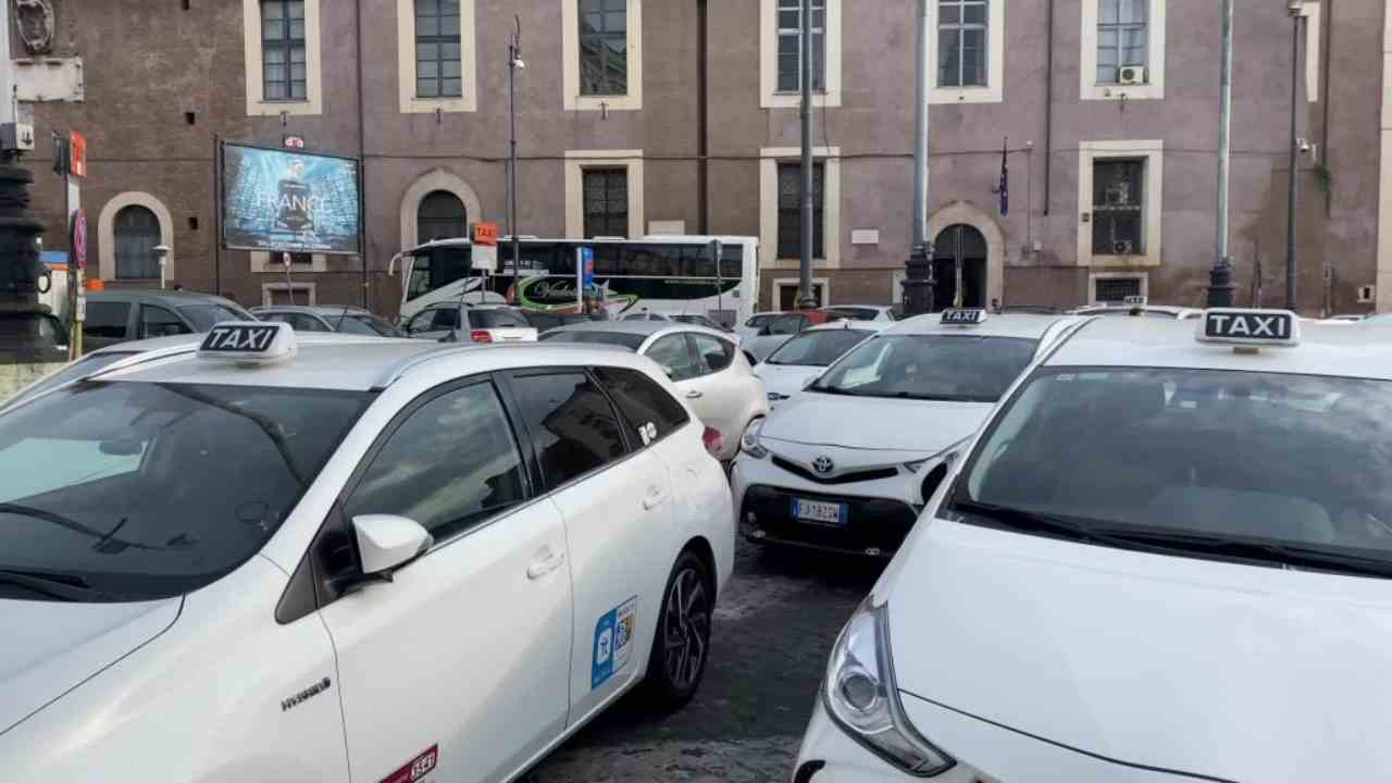 Taxi fermi a Roma in occasione di uno sciopero nazionale