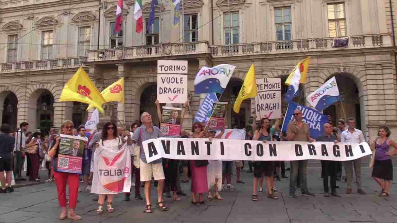 Governo, a Torino la manifestazione pro Draghi