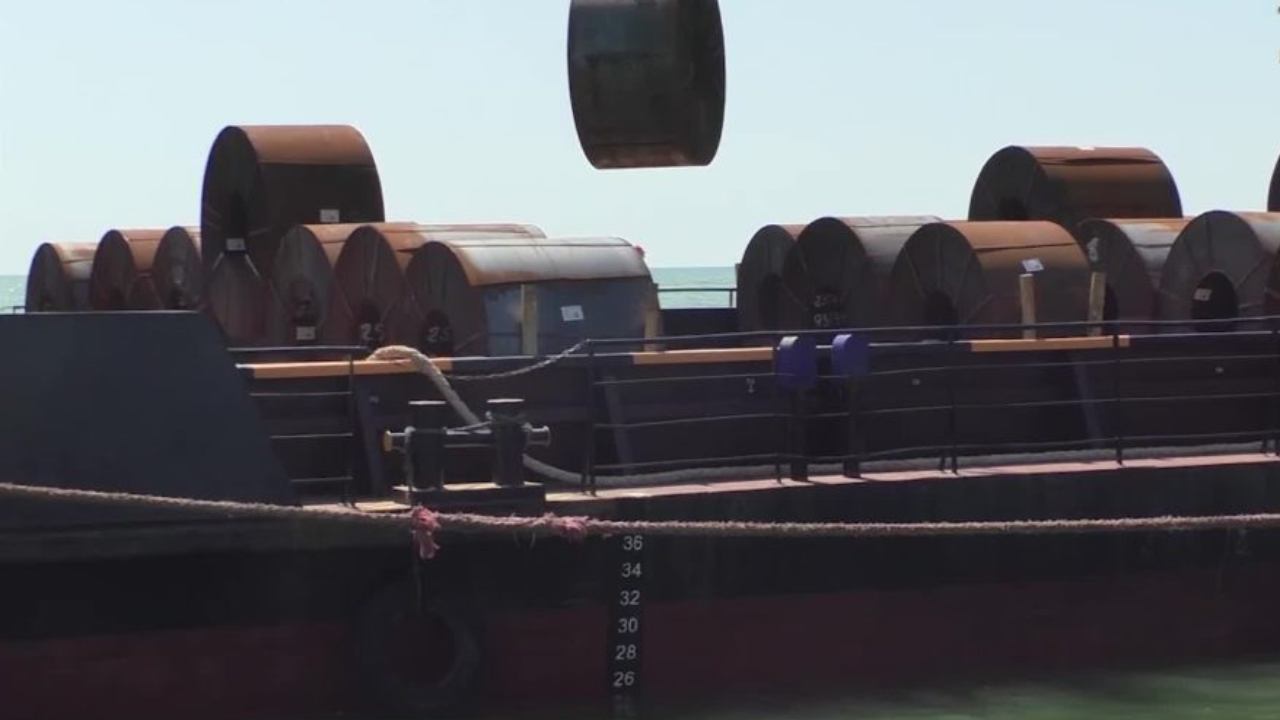 Ucraina, la partenza della prima nave cargo da Mariupol con un carico di metallo