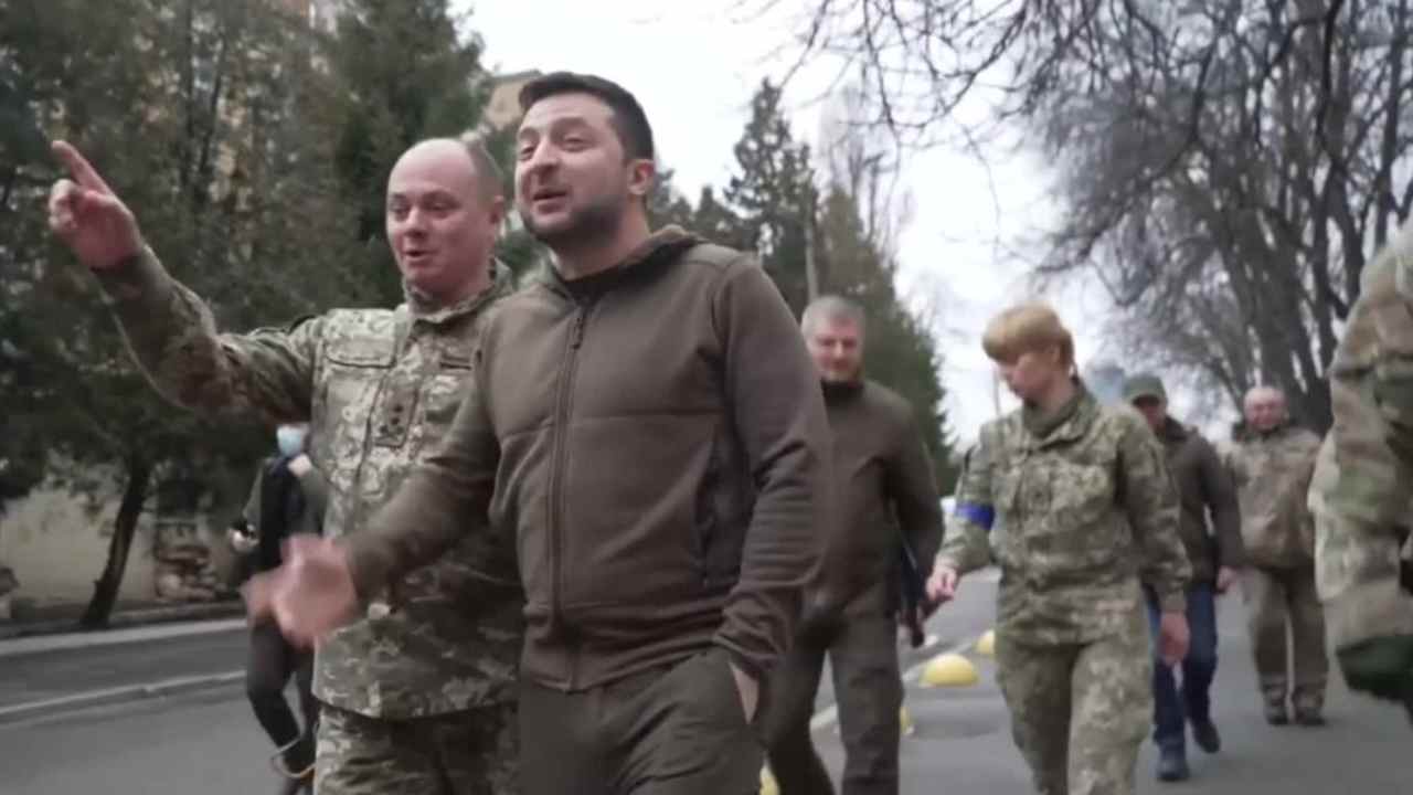 Ucraina: una visita del presidente Zelensky ad alcuni soldati di Kiev