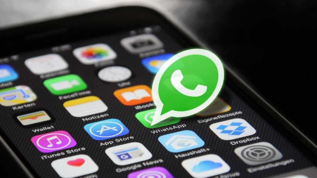 WhatsApp, icona su uno smartphone