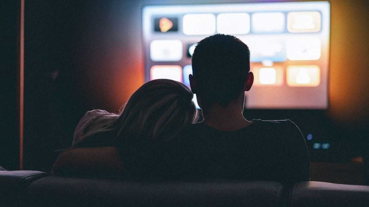 coppia guardare programmi Tv
