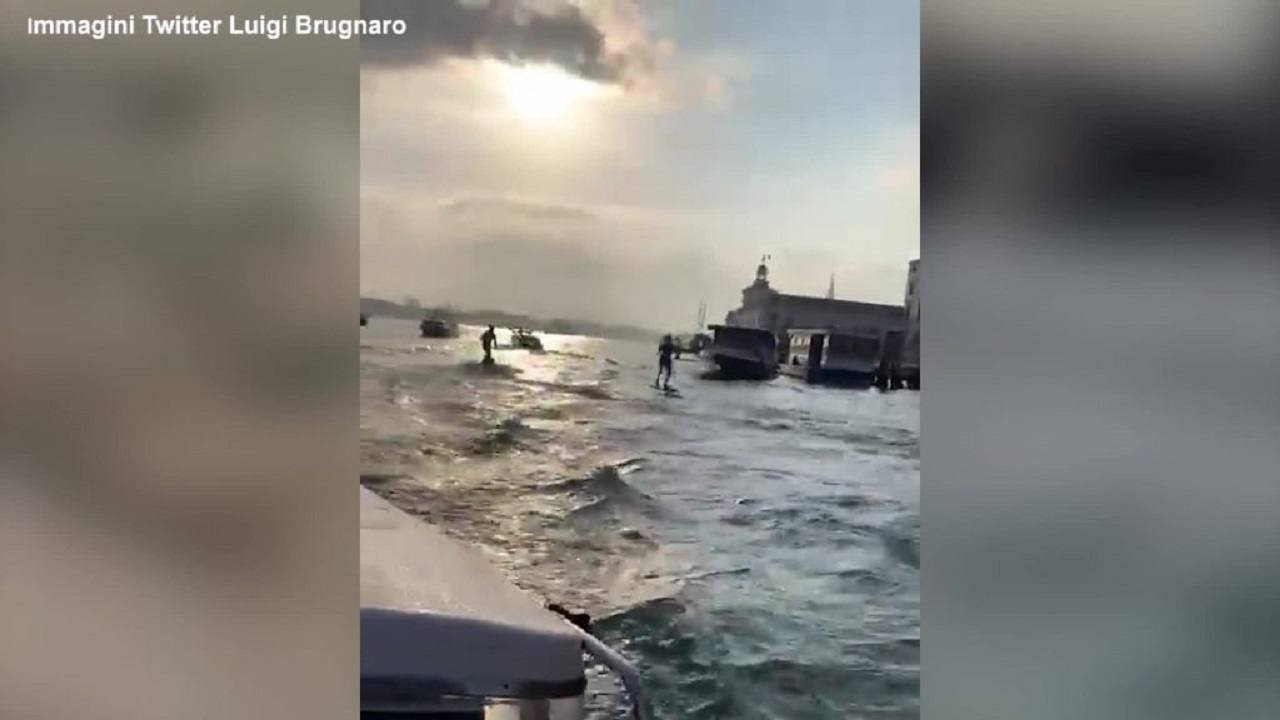 Due giovani sugli sci d'acqua a motore a Venezia