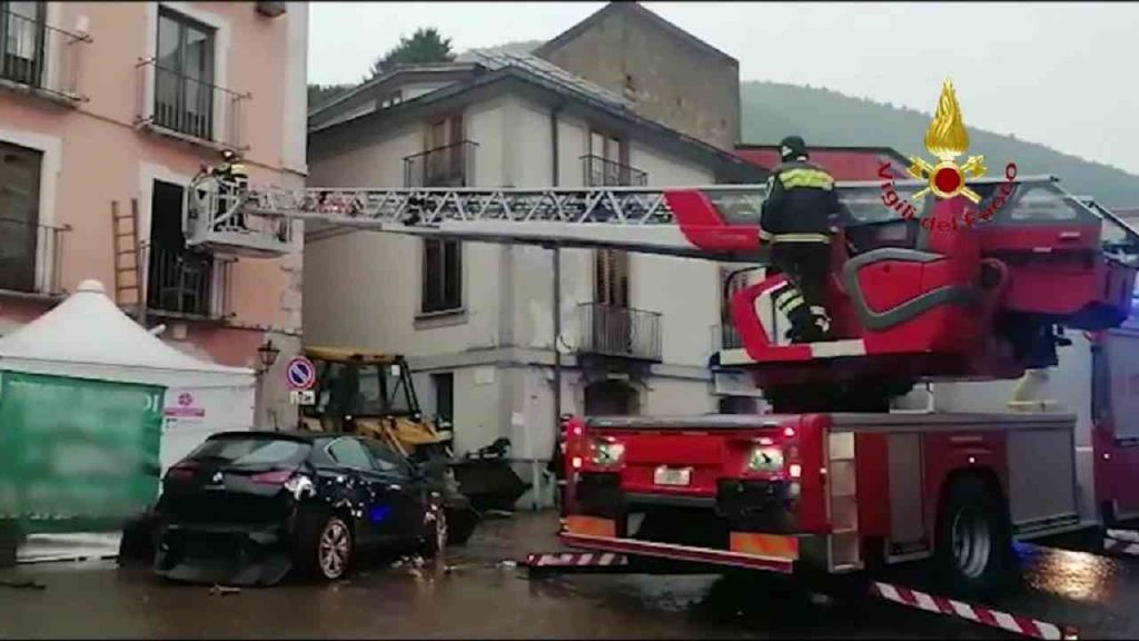 I mezzi dei vigili del fuoco al lavoro a Monteforte Irpino