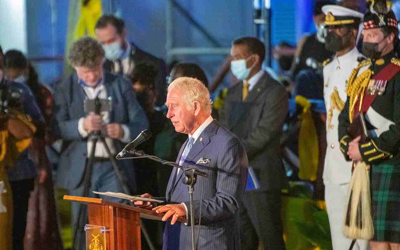 Carlo III durante un discorso alle Barbados