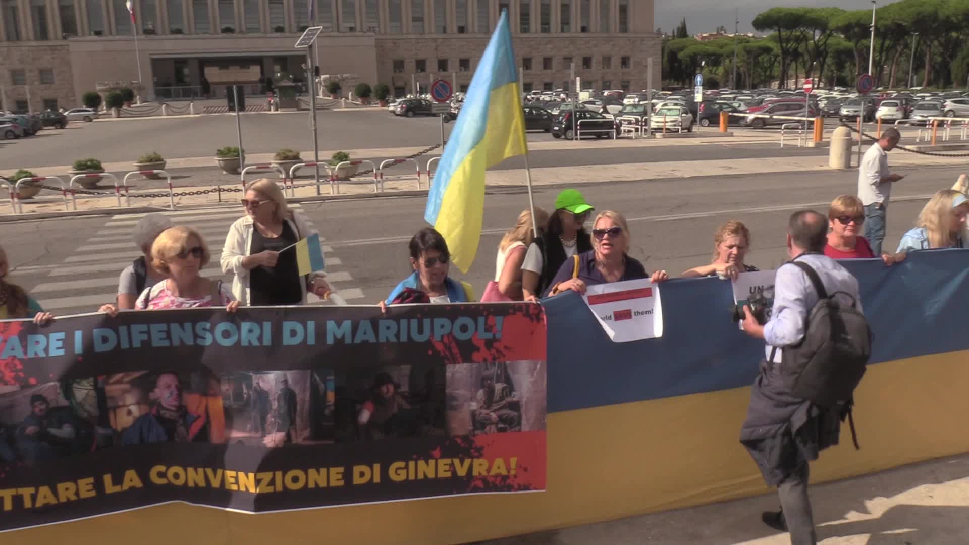 La comunità ucraina davanti alla Farnesina: "Liberate i prigionieri di guerra di Azovstal"