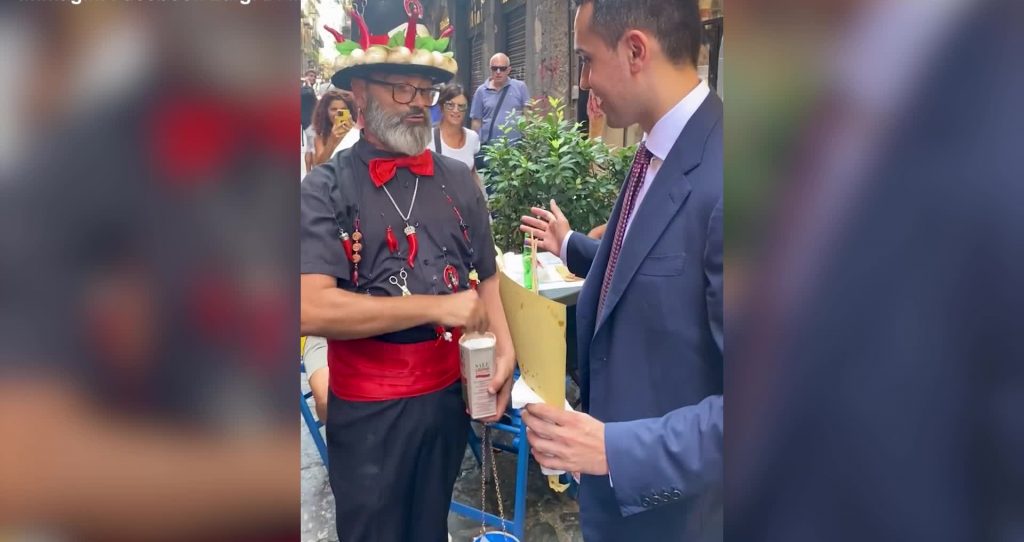 Di Maio a Napoli, per lui sale contro il malocchio - VIDEO