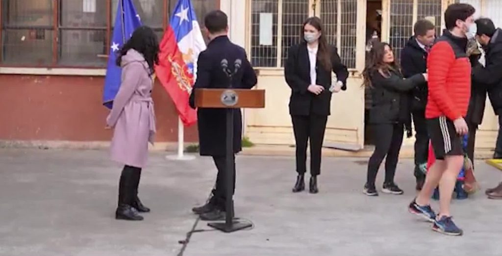 Cile, bimbo vestito da Superman fa "irruzione" in bici durante un comizio del presidente