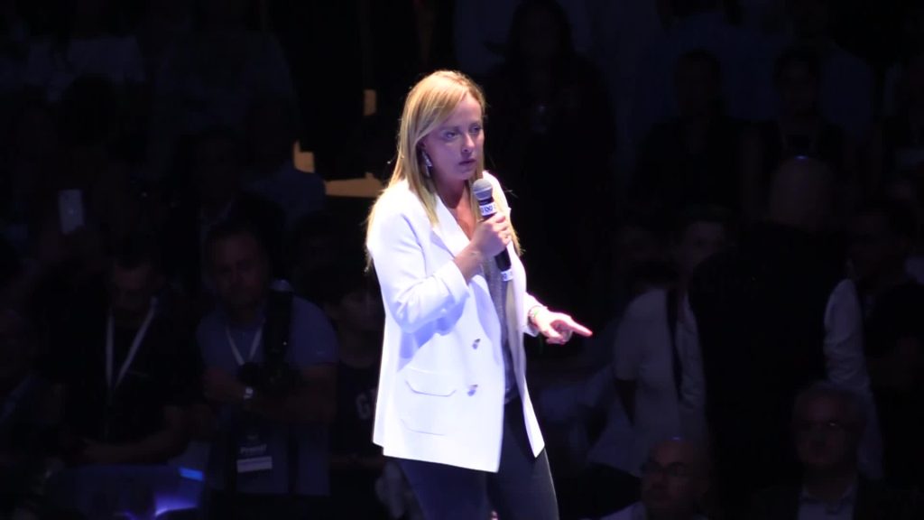 Meloni esce tardi dalla Camera e scherza con i giornalisti: "Lo faccio apposta" - VIDEO