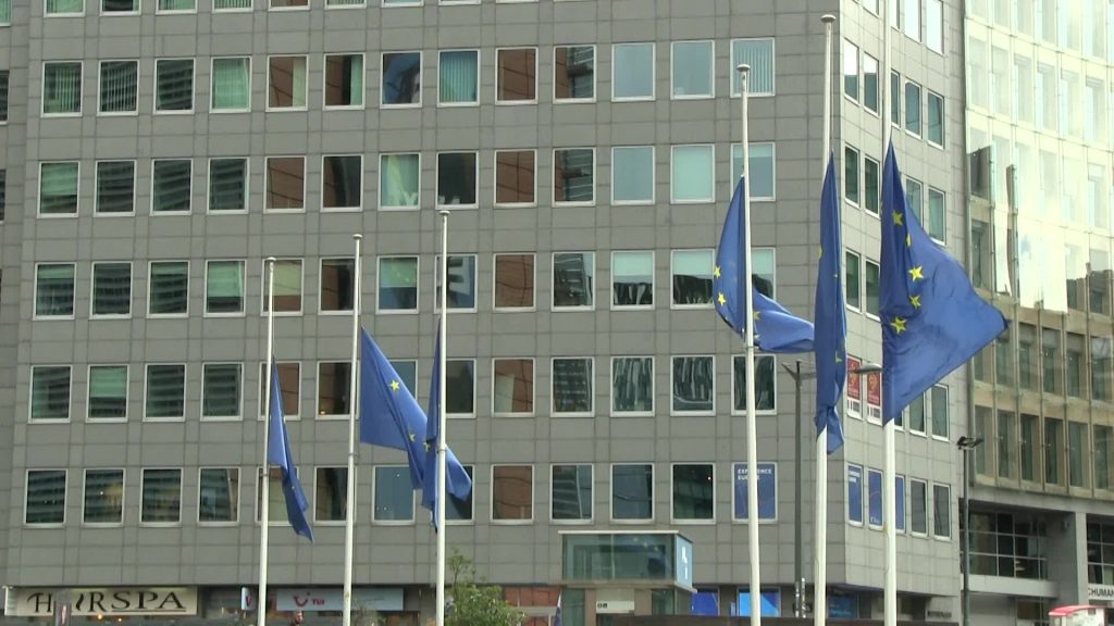 Bandiere a mezz'asta per la Regina davanti alle istituzioni Ue - VIDEO