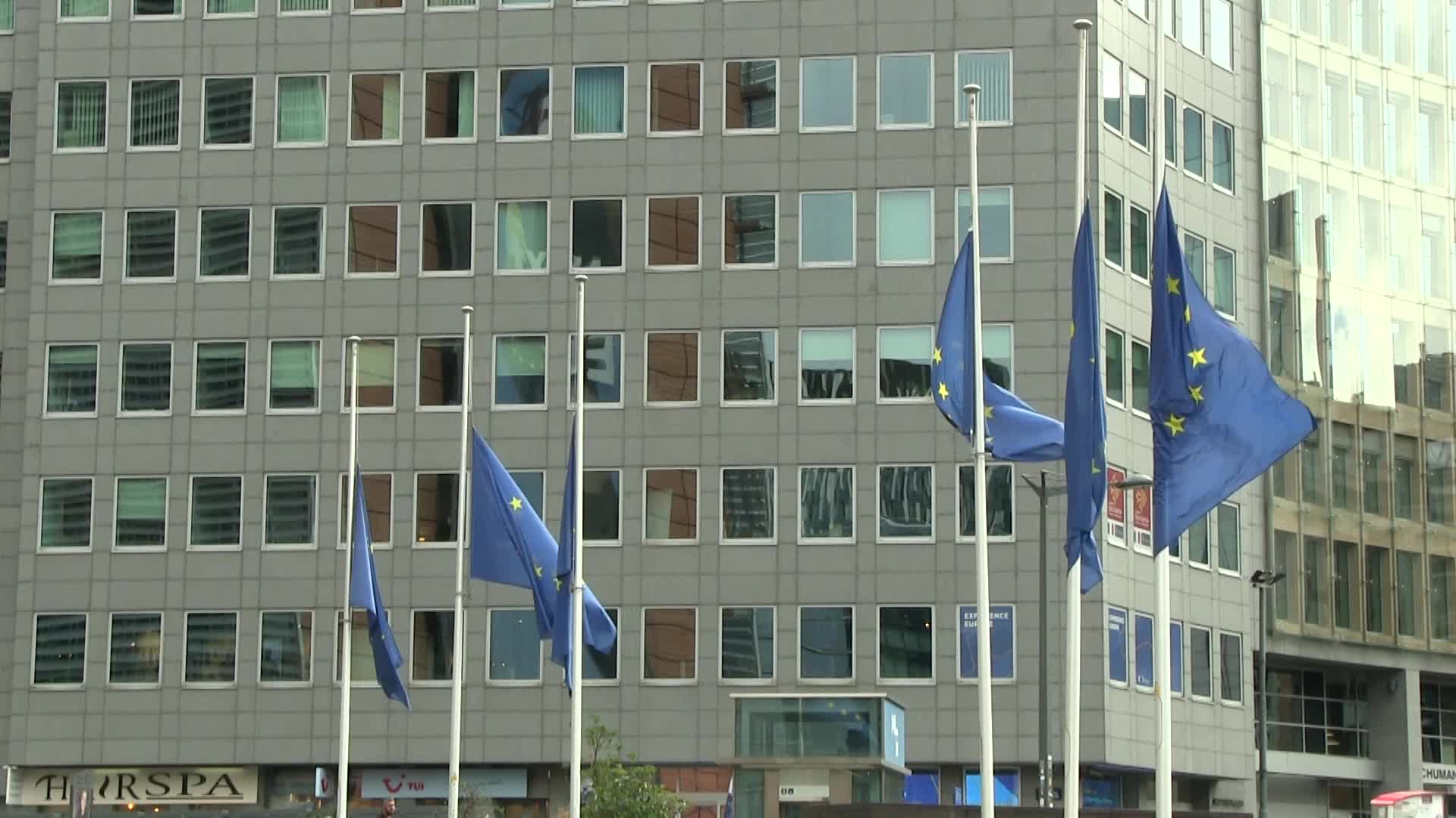 Bandiere a mezz'asta per la Regina davanti alle istituzioni Ue - VIDEO