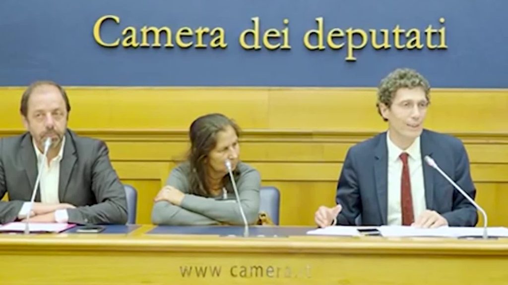 Precipita dalla finestra, la famiglia denuncia: "Durante una perquisizione"