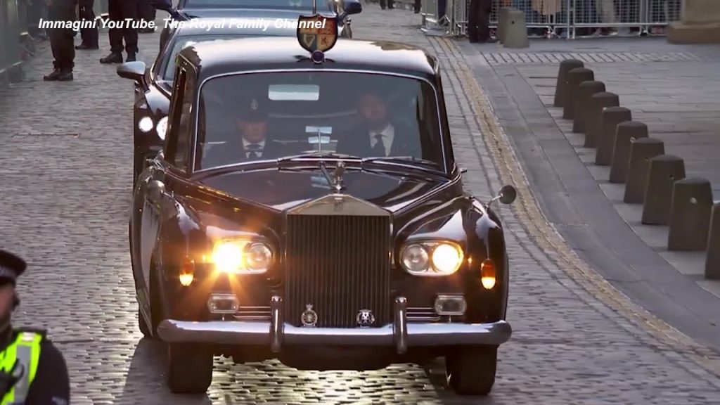 I quattro figli della regina vegliano il feretro di Elisabetta II a St Giles - VIDEO
