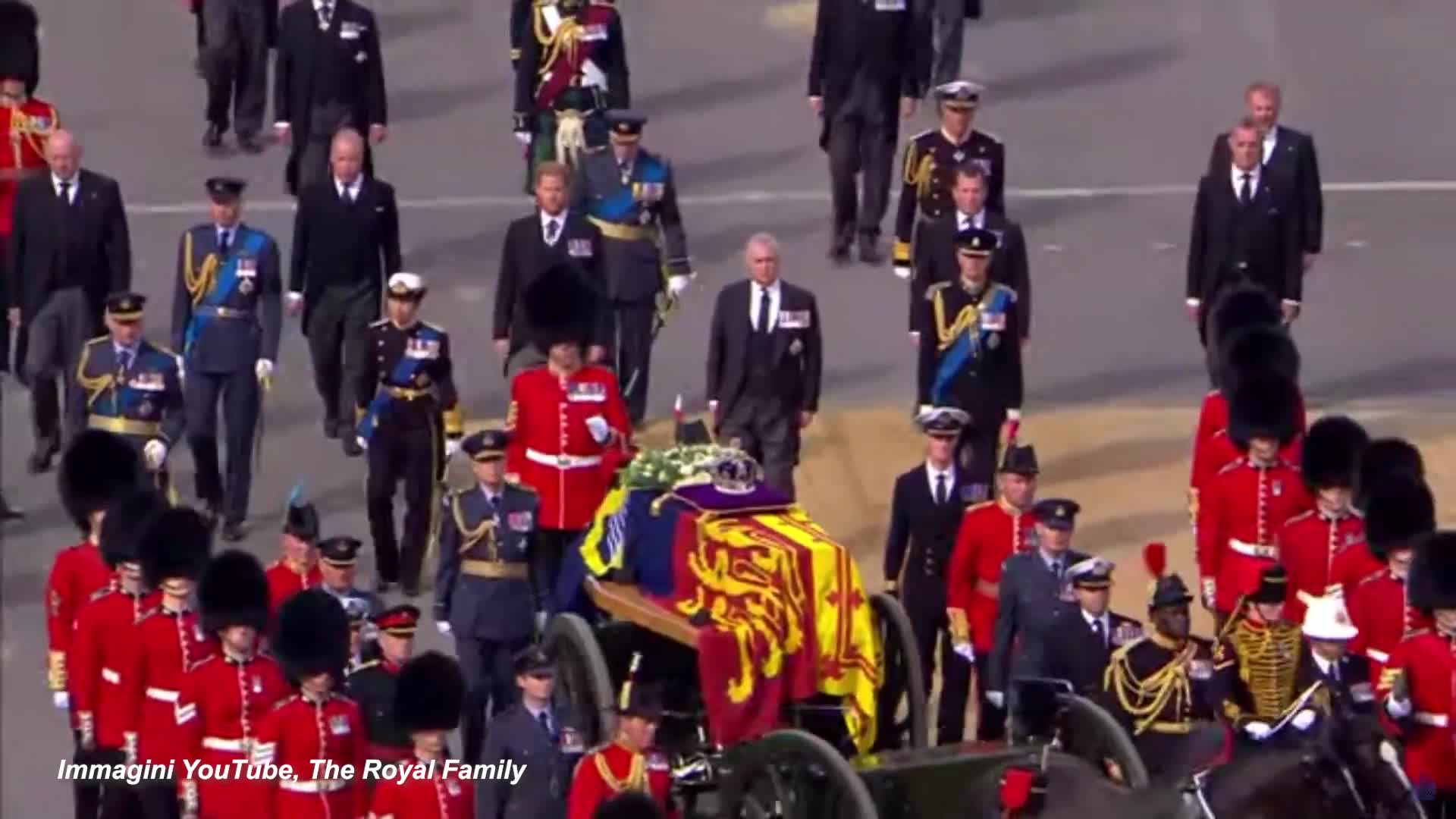 Il feretro della regina Elisabetta II giunto a Westminster Hall - VIDEO