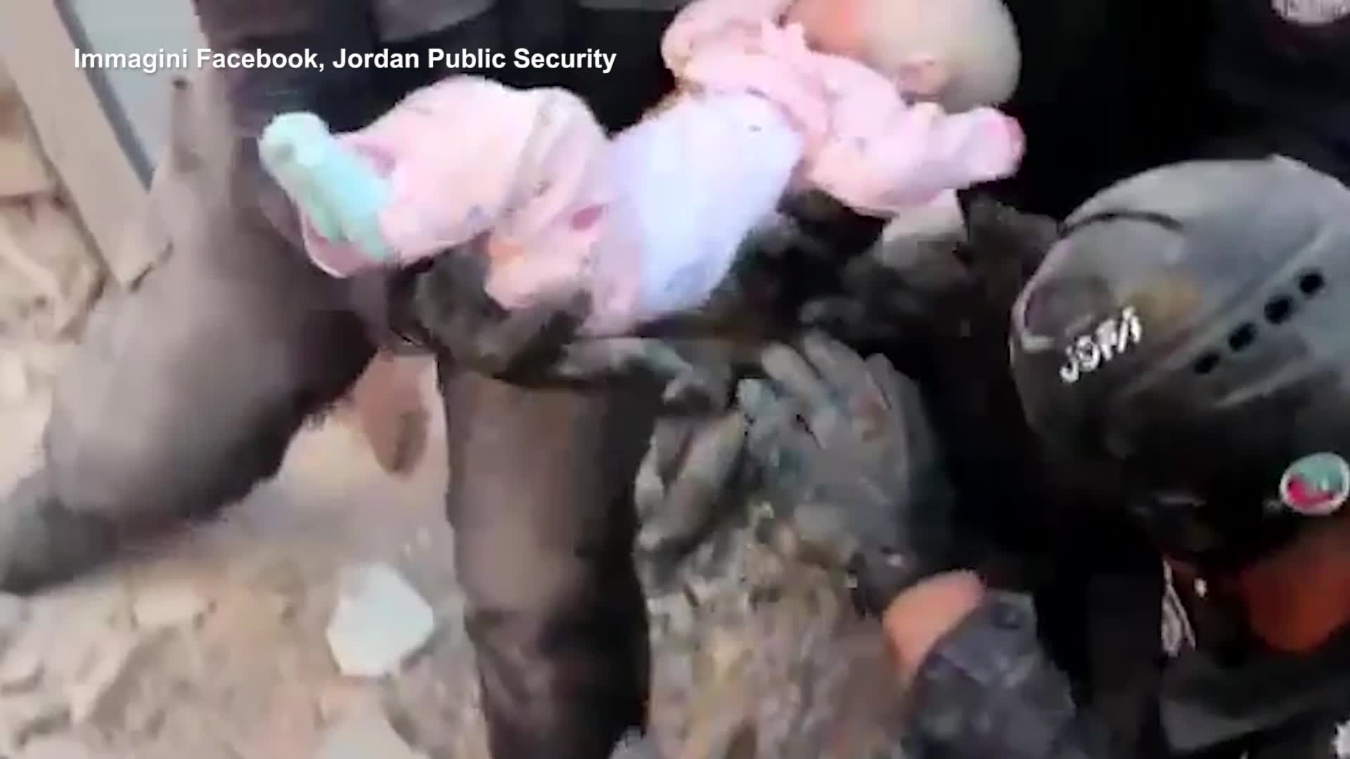 Giordania, bambina estratta viva dalle macerie dopo il crollo dell'edificio ad Amman - VIDEO