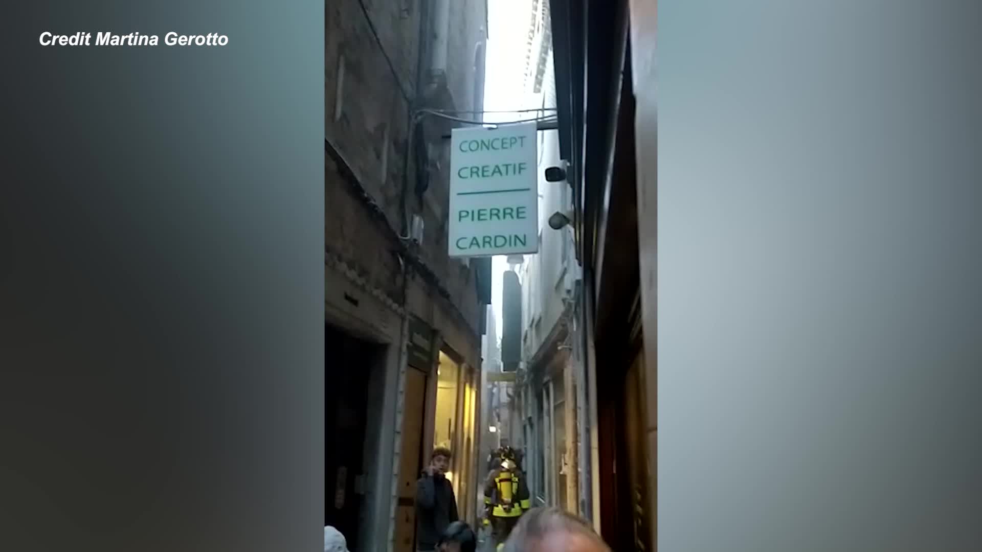 Incendio in un palazzo a Venezia: paura tra i residenti - VIDEO