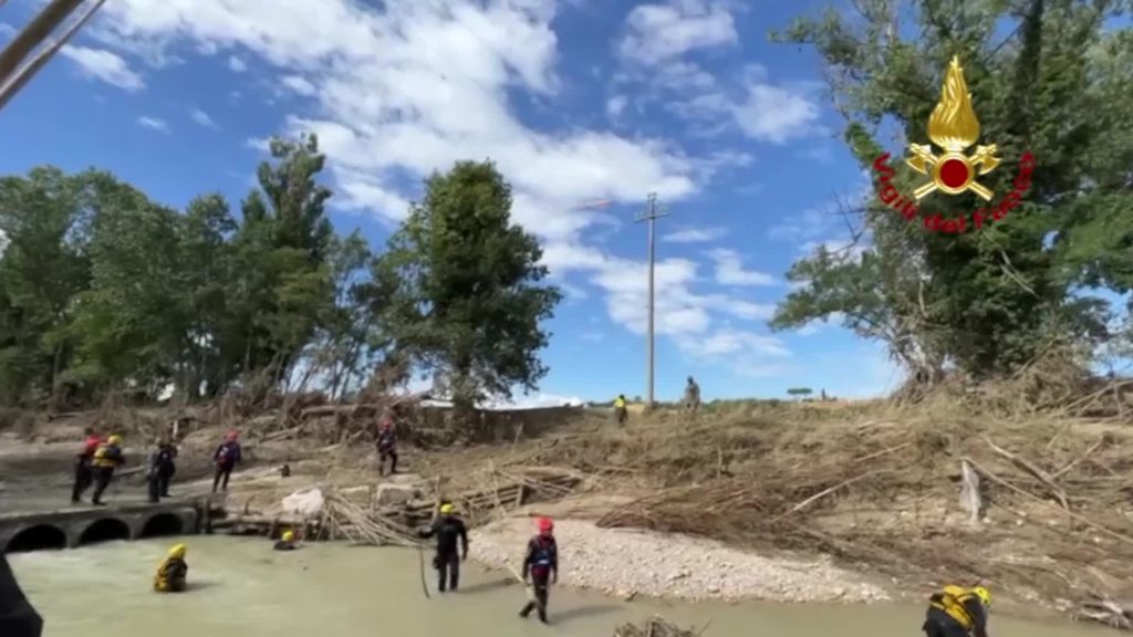 Maltempo nelle Marche, i sommozzatori si calano nel torrente Nevola - VIDEO