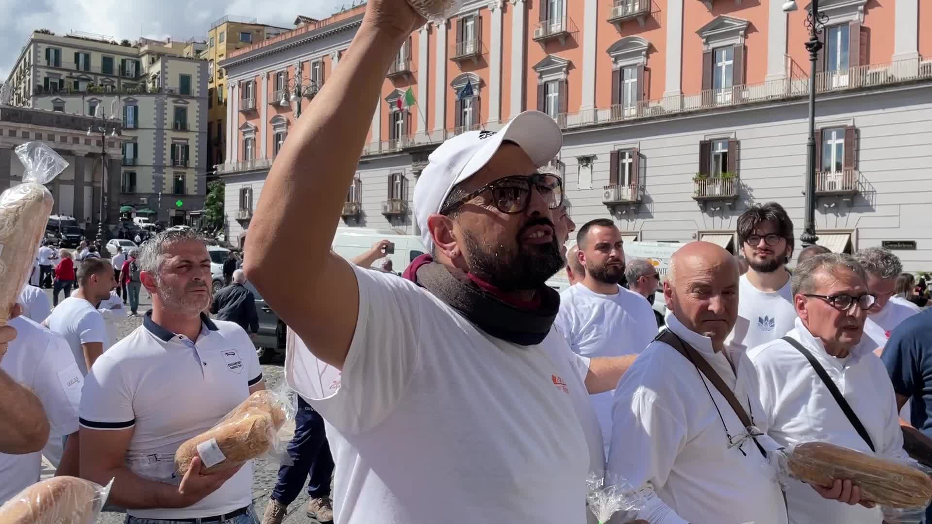 Caro vita, panettieri scendono in piazza a Napoli: "Pane gratis a tutti"