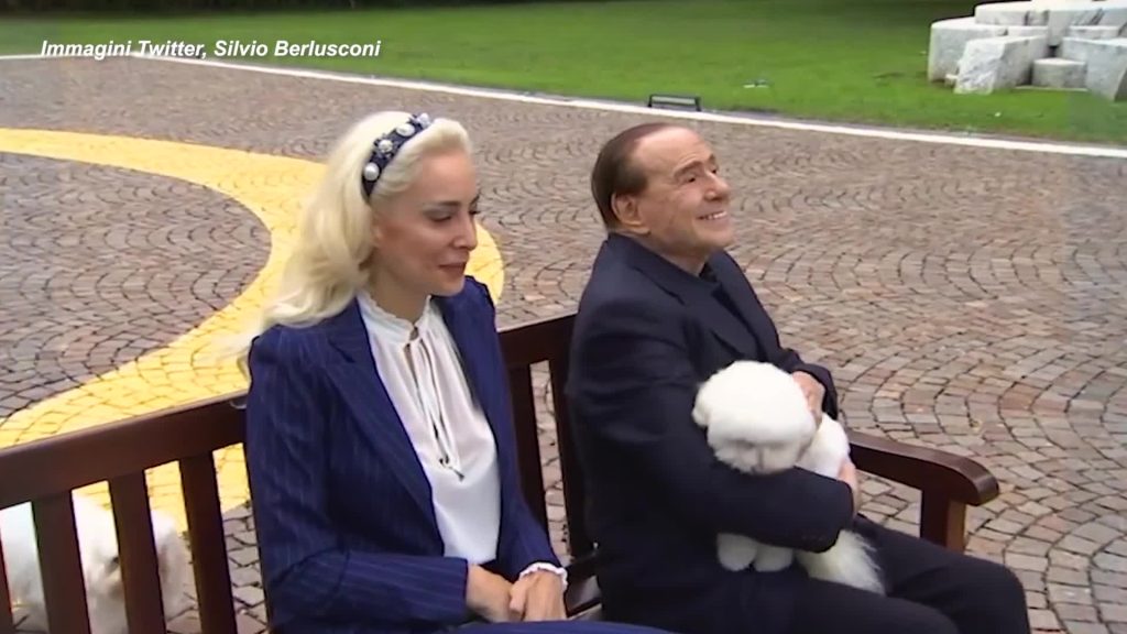 Una mongolfiera piena di cuori rossi: la sorpresa di compleanno di Fascina per Berlusconi - VIDEO