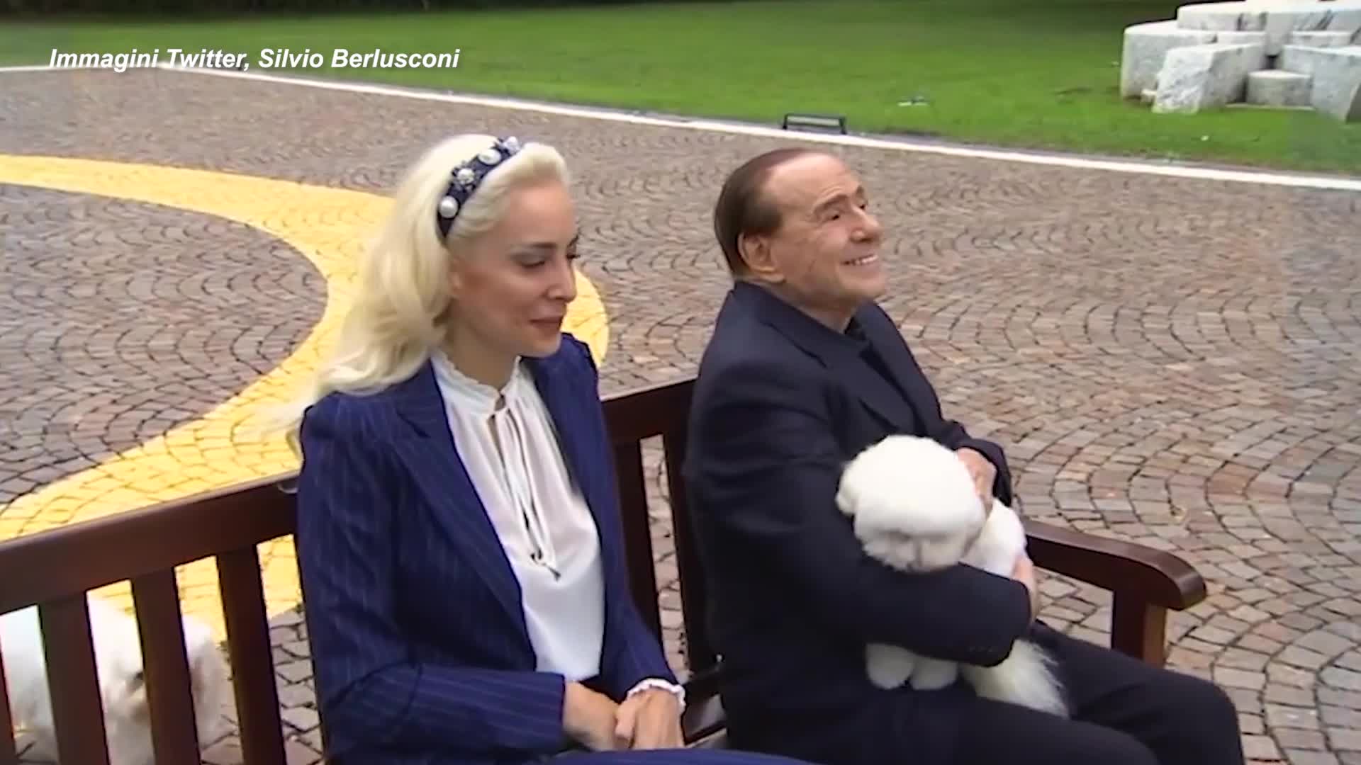 Una mongolfiera piena di cuori rossi: la sorpresa di compleanno di Fascina per Berlusconi - VIDEO
