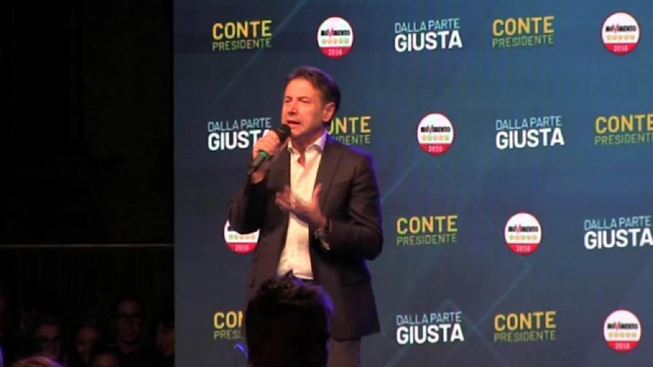 Giuseppe Conte durante il comizio di Roma