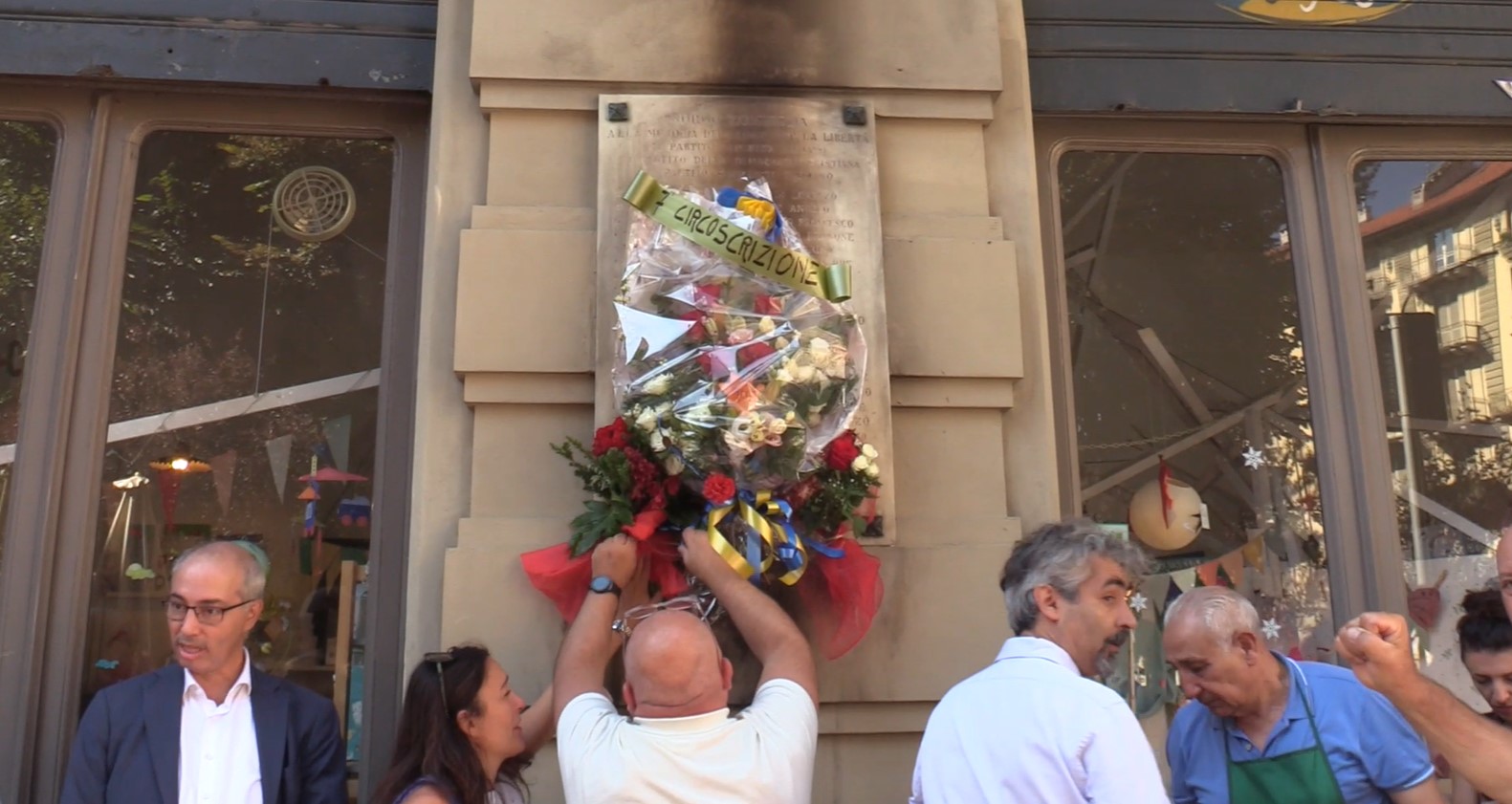 Torino, Bella Ciao davanti alla lapide dei partigiani rovinata: "Meglio della Pausini"